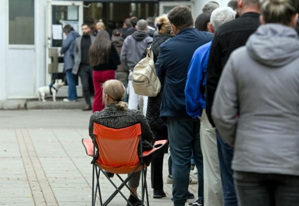 Les électeurs font la queue à Novi Sad, en Serbie, pour voter aux législatives le 25 octobre 2026.