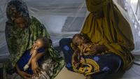 Des femmes somaliennes récemment déplacées tiennent dans leurs bras leurs bébés souffrant de malnutrition sévère dans un centre de santé, à Kismayo, le 22 avril 2026 