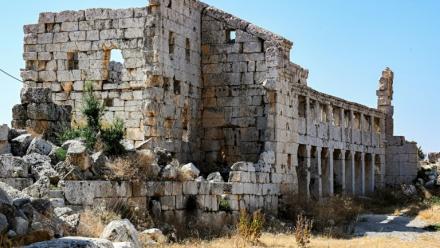 Les ruines de l'église Saint-Siméon, datant du Ve siècle, à une trentaine de kilomètres au nord-ouest d'Alep, dans le nord de la Syrie, le 18 juillet 2026, lors d'une visite d'archéologues français