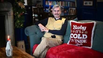 James Fitzgerald dans son pub à Londres le 20 novembre 2025, en Angleterre