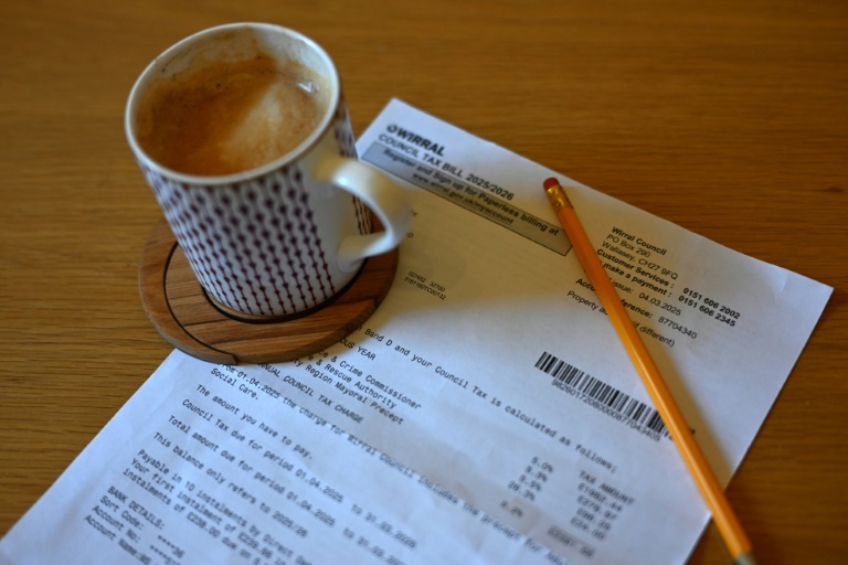 Une taxe d'habitation 2025/26 sur une table à Liverpool, en Angleterre, le 23 novembre 2025