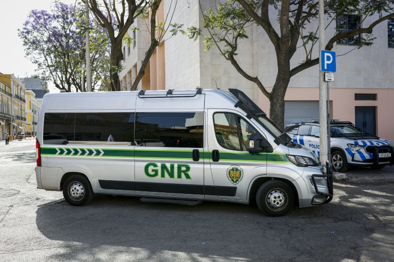 Un véhicule de la gendarmerie portugaise transportant une Française et son compagnon soupçonnés d'avoir abandonné deux enfants, arrivent au tribunal de Setúbal, le 23 mai 2026