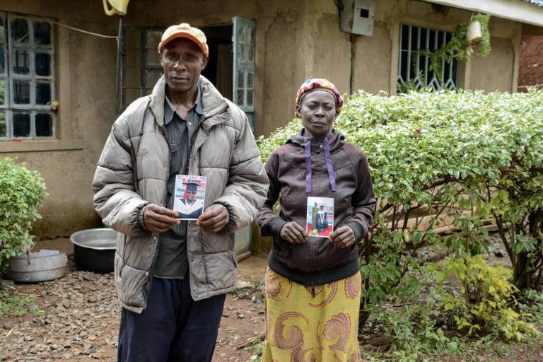 Moses Muyela et Josephine Ngoya, les parents d'Erastus Mundia, montrent des photos de leur fils, chez eux à Nabemo, au Kenya, le 27 février 2026