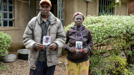 Moses Muyela et Josephine Ngoya, les parents d'Erastus Mundia, montrent des photos de leur fils, chez eux à Nabemo, au Kenya, le 27 février 2026