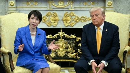 Le président américain Donald Trump et la Première ministre japonaise Sanae Takaichi dans le Bureau ovale à la Maison Blanche, le 19 mars 2026 à Washington
