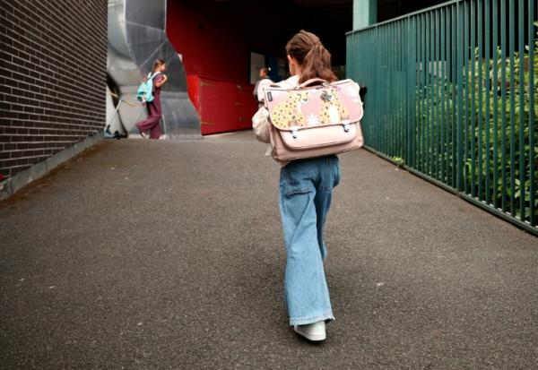 Une élève arrive pour la rentrée des classes à Paris le 1er septembre 2026