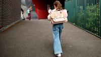 Une élève arrive pour la rentrée des classes à Paris le 1er septembre 2026