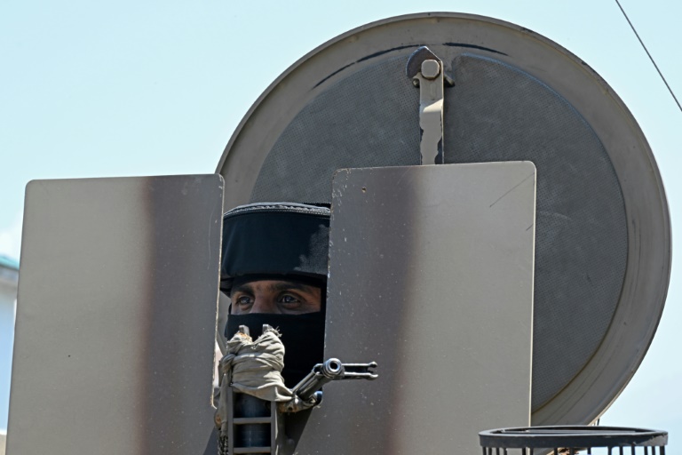 Un paramilitaire indien dans un véhicule blindé monte la garde à Srinagar, le 15 mai 2025 au Cachemire indien