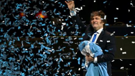 Le président argentin Javier Milei salue ses partisans lors du lancement de son nouveau livre, "La fabrication du miracle", à Buenos Aires, le 6 octobre 2025