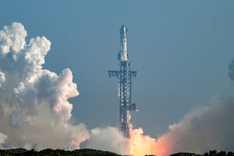 La fusée Starship 39 de SpaceX décolle de Starbase lors du 12e vol d’essai, vu depuis South Padre Island, au Texas, le 22 mai 2026