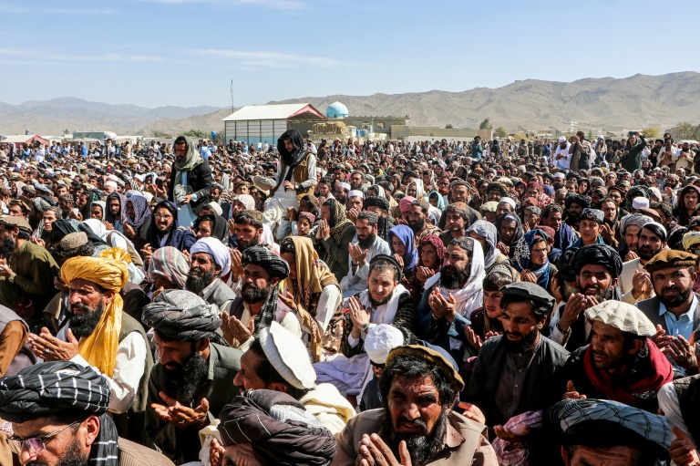 Des Afghans assistent aux funérailles de proches tués dans une frappe de l'armée pakistanaise, le 18 octobre 2025 dans la province de Paktika, dans l'est du pays