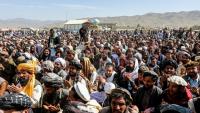 Des Afghans assistent aux funérailles de proches tués dans une frappe de l'armée pakistanaise, le 18 octobre 2025 dans la province de Paktika, dans l'est du pays 