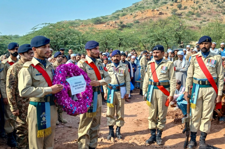 Des soldats pakistanais déposent une couronne de fleurs lors des funérailles d'un membre du Corps des frontières (FC) pakistanais tué lors d'accrochages à la frontière pakistano-afghane, le 17 octobre 2025 à Kohat