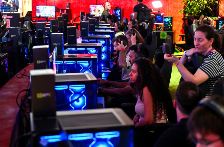 Des personnes jouent au jeu vidéo Fortnite, développé par Epic Games, à la Gamescom de Cologne, en Allemagne, le 26 août 2026 