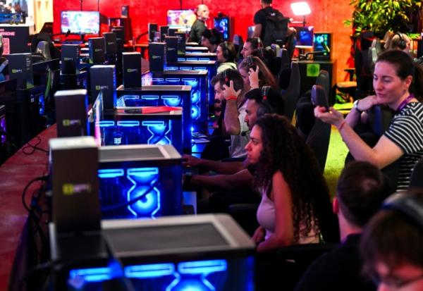 Des personnes jouent au jeu vidéo Fortnite, développé par Epic Games, à la Gamescom de Cologne, en Allemagne, le 26 août 2026 