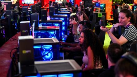 Des personnes jouent au jeu vidéo Fortnite, développé par Epic Games, à la Gamescom de Cologne, en Allemagne, le 26 août 2026 