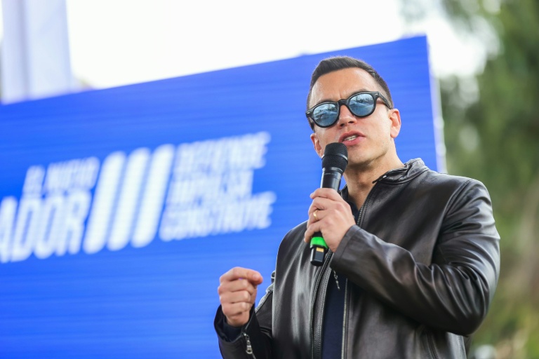 Photo diffusée par la présidence équatorienne montrant le président équatorien Daniel Noboa devant un véhicule de son cortège qui a subi une attaque de manifestants à Cañar, en Equateur, le 7 octobre 2025