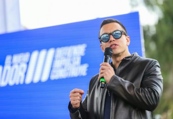 Photo diffusée par la présidence équatorienne montrant le président équatorien Daniel Noboa devant un véhicule de son cortège qui a subi une attaque de manifestants à Cañar, en Equateur, le 7 octobre 2025
