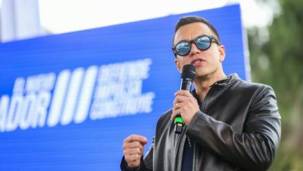 Photo diffusée par la présidence équatorienne montrant le président équatorien Daniel Noboa devant un véhicule de son cortège qui a subi une attaque de manifestants à Cañar, en Equateur, le 7 octobre 2025