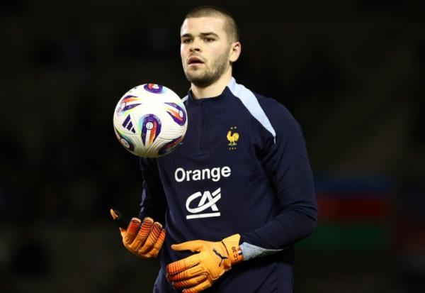 Le gardien Lucas Chevalier à l'échauffement avant un match qualificatif du Mondial des Bleus contre l'Azerbaïdjan à Bakou, le 16 novembre 2025 