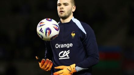 Le gardien Lucas Chevalier à l'échauffement avant un match qualificatif du Mondial des Bleus contre l'Azerbaïdjan à Bakou, le 16 novembre 2025 