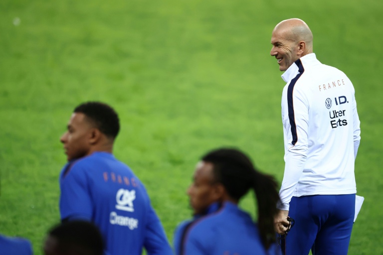 Le sélectionneur de l'équipe de France Zinédine Zidane (à droite) et l'attaquant français Kylian Mbappé (à gauche) lors d'une séance d'entraînement à Izmit (Turquie) le 24 septembre 2026
