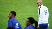 Le sélectionneur de l'équipe de France Zinédine Zidane (à droite) et l'attaquant français Kylian Mbappé (à gauche) lors d'une séance d'entraînement à Izmit (Turquie) le 24 septembre 2026
