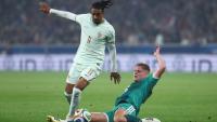 Michael Olise tente d'échapper à un défenseur nord-irlandais lors de la victoire de l'équipe de France en match amical de préparation au Mondial, le 8 juin 2026 à Villeneuve-d'Ascq