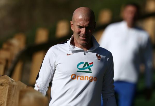 Le sélectionneur Zinédine Zidane arrive pour sa séance d'entraînement à la tête des Bleus au centre de Clairefontaine, près de Paris, le 21 septembre 2026 