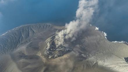 Photo aérienne, prise le 6 septembre 2026 et diffusée le 7 septembre 2026 par le Centre indonésien de volcanologie et d'atténuation des risques géologiques, montrant le volcan Anak Krakatau en éruption, dans province de Lampung, en Indonésie