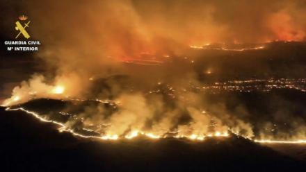 Cette capture d'écran, tirée d'une vidéo aérienne diffusée le 18 juillet 2026 par l'unité espagnole Pegaso de la Garde civile, montre les militaires luttant contre un gigantesque incendie de forêt dans la région de Cinco Villas, près de Saragosse, dans une zone peu peuplée de la région d'Aragon, au nord-est de l'Espagne
