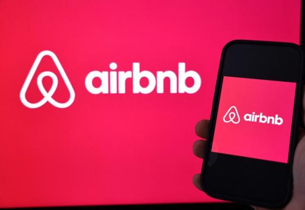 En Espagne, les plateformes de location de courte durée comme Airbnb suscitent un vif débat, surtout dans les grandes villes touristiques, où de nombreux habitants leur reprochent de contribuer à la flambée des loyers