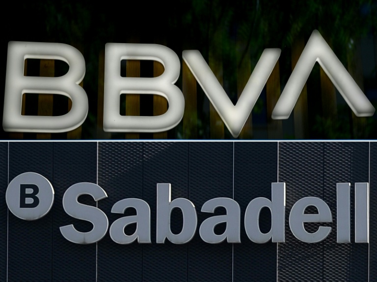 Montage photos du 16 novembre 2020 montrant les logos des banques BBVA et Sabadell