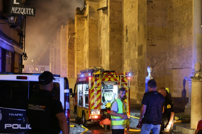 A Cordoue le 8 août 2025 au soir, les pompiers combattent les flammes d'un incendie à la mosquée-cathédrale