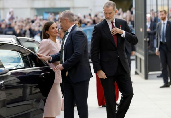 Le roi Felipe VI et son épouse la reine Letizia arrive à la cérémonie des 50 ans de la restauration de la monarchie et la fin du franquisme, le 21 novembre 2025 à Madrid