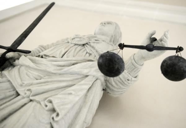 Trois personnes ont été mises en examen et écrouées à Paris dans le cadre d'une double affaire d'espionnage économique au profit de Moscou et d'ingérence