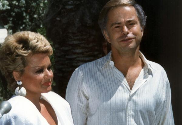 Le prédicateur américain Jim Bakker et son épouse Tammy Faye Bakker, le 1er mai 1987 à Palm Springs, en Californie