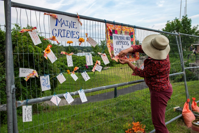Des messages accrochés à une clôture lors d'une veillée après la mort d'un homme tué par un agent de la police de l'immigration (ICE), le 13 juillet 2026 à Biddeford, dans le Maine