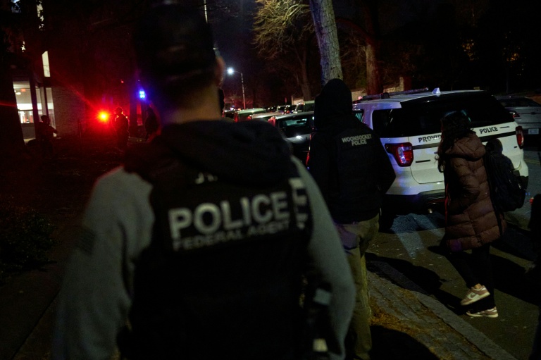 Des membres des forces de l'ordre escortent des étudiants près du bâtiment Barus & Holley de l'université Brown, à Providence (Rhode Island), le 13 décembre 2025
