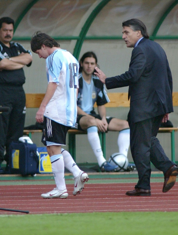 Lionel Messi a connu sa première sélection avec l'Argentine lors d'un match amical le 17 août 2005 face à la Hongrie à Budapest. Expulsé moins d'une minute après son entrée en jeu, il est consolé par le sélectionneur Jose Pekerman 
