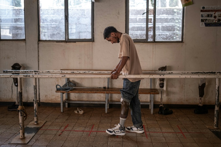 Yosef Debasu, 19 ans, blessé par l'explosion d'une mine terrestre alors qu'il conduisait son tuk-tuk à Merawi vers août-septembre 2024, effectue des exercices de rééducation à Bahir Dar, le 8 décembre 2025
