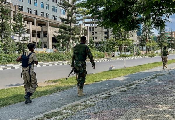 Des membres du Front de libération du peuple du Tigré (TPLF) le long d'une route à Mekele après la prise de contrôle d'aéroports de la région par les rebelles tigréens, le 23 septembre 2026 en Ethiopie