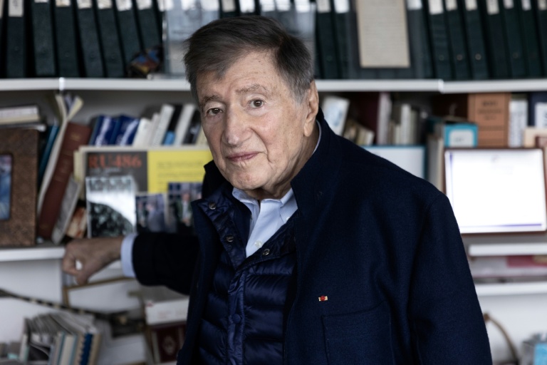 Le professeur Etienne-Emile Baulieu, dans son bureau à l'hôpital de Kremlin-Bicêtre, le 17 mars 2023