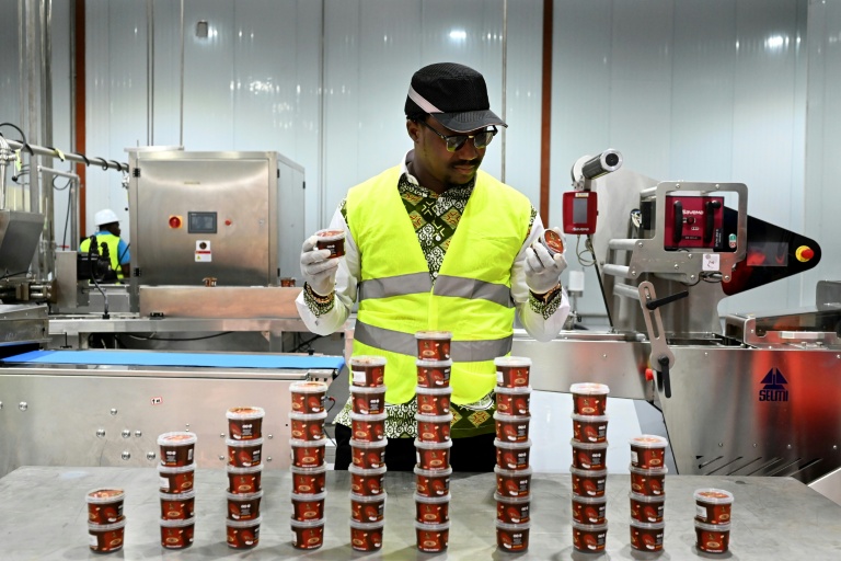 Alahassane Diakité dans son usine de chocolat, à Divo, en Côte d'Ivoire, le 20 octobre 2025