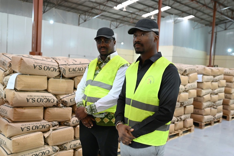 Les frères jumeaux Fousseni (d) et Alahassane Diakité, dans leur usine de chocolat, à Divo, en Côte d'Ivoire, le 20 octobre 2025