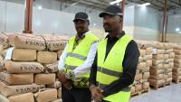 Les frères jumeaux Fousseni (d) et Alahassane Diakité, dans leur usine de chocolat, à Divo, en Côte d'Ivoire, le 20 octobre 2025