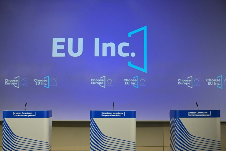 Le logo du plan EU Inc., visant à accroître la compétitivité de l'Union européenne, lors d'une conférence de presse au siège de l'UE à Bruxelles, le 18 mars 2026