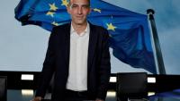 Raphaël Glucksmann, tête de liste PS-Place publique, pose le 4 juin 2024 avant un débat organisé sur France 2, à Aubervilliers, près de Paris 