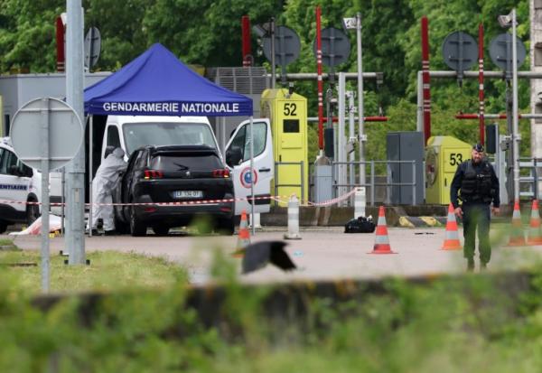 La police scientifique sur le site d'une attaque à la voiture bélier contre un fourgon pénitentiaire, au péage routier à Incarville, dans l'Eure, le 14 mai 2024