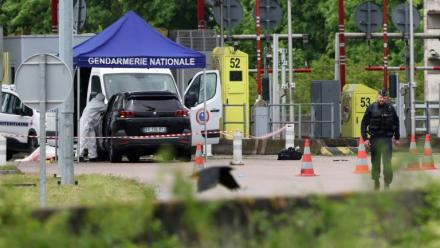 La police scientifique sur le site d'une attaque à la voiture bélier contre un fourgon pénitentiaire, au péage routier à Incarville, dans l'Eure, le 14 mai 2024